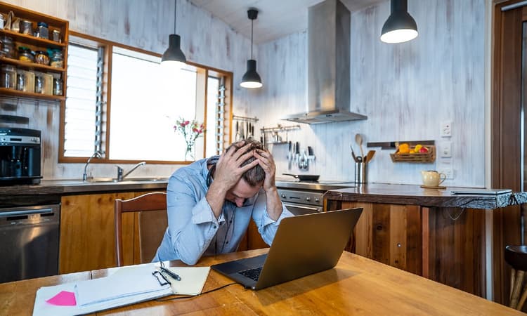 WHO reveals the unhealthy side effects of working overtime